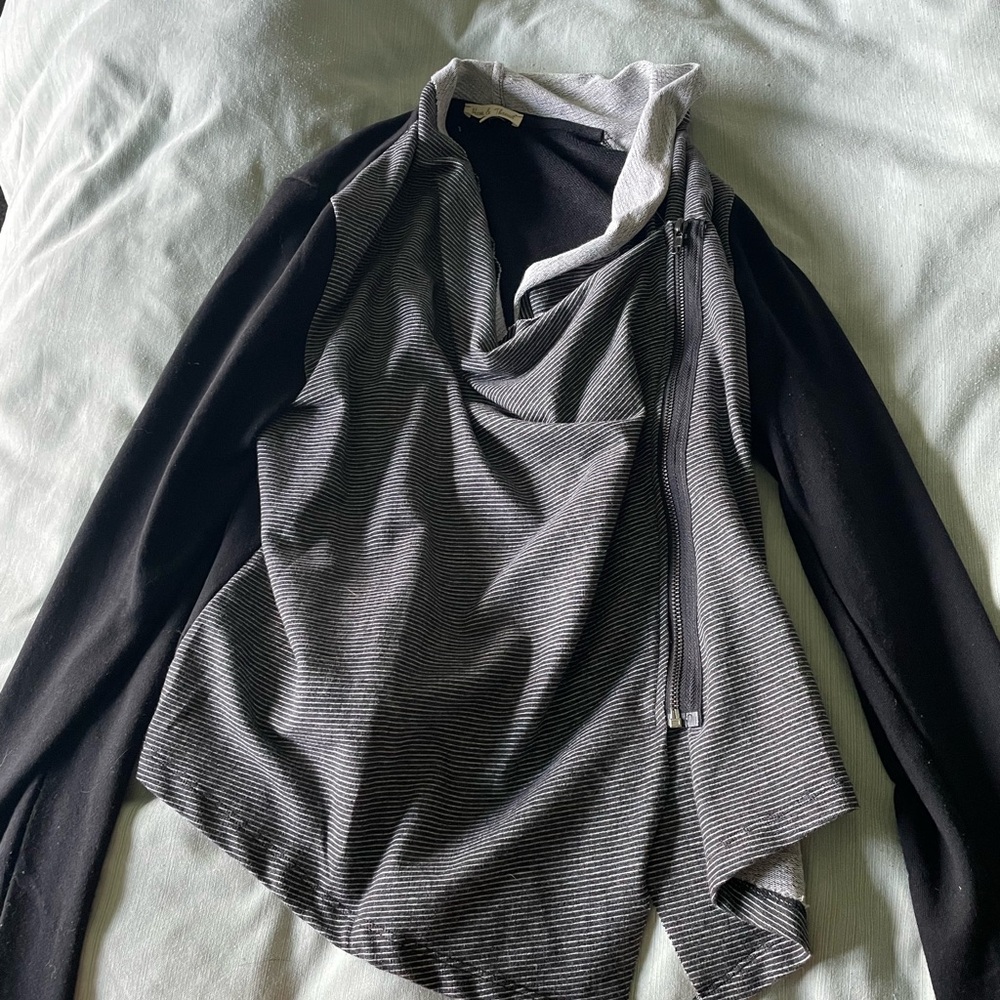 Hem & Thread Black and Gray Blouse V-Neck Knit